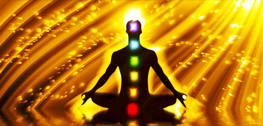 Chakrameditation in goldenen Licht